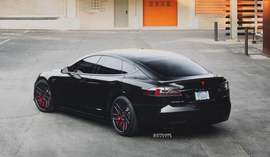  Tesla Model S P100D on Strasse Wheels 2018 года  (фото 15 из 17)